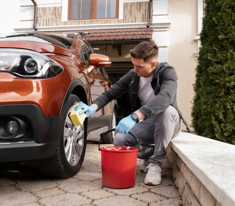 Lavage auto à domicile Roaillan : professionnel intervenant sur un véhicule